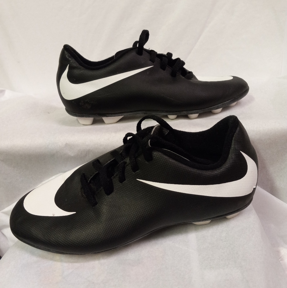 NIKE Cleats Sneakers Black Leather with Swoosh Youth Size 2.5